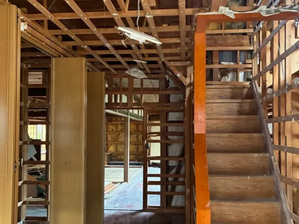 写真の通り、人の手で壁紙や断熱材、石膏ボードなどを剥がしていきます。