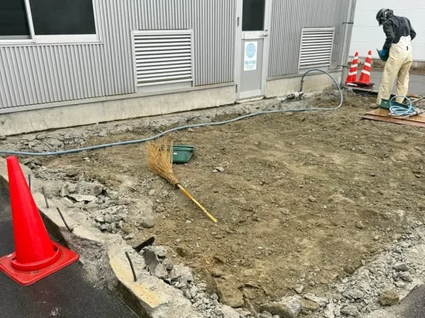 覆い以外のコンクリートが解体撤去されました。重機で大まかに砕いた後は、写真のようにスコップやほうきを使って、破片をきれいに取り除きます。