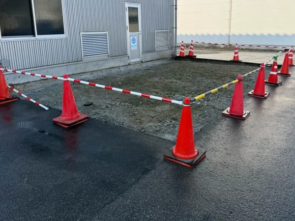 コンクリートとそれの覆いが取り除かれ、きれいな地面となりました。