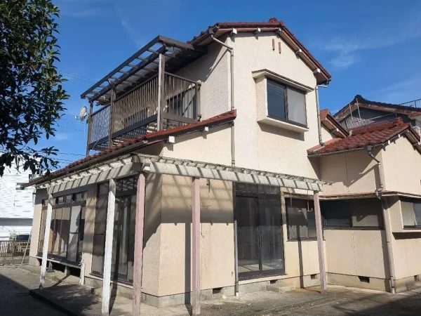 富山市中心部の住宅街にある現場の木造２階建て住宅。解体する前の姿。