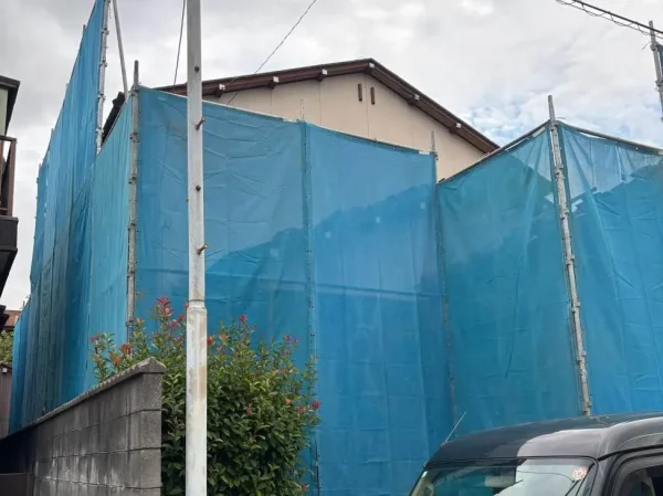 解体する前の住宅が青い養生シートで覆われている