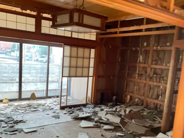 住宅内部の様子。壁などを解体している途中。襖が残っている
