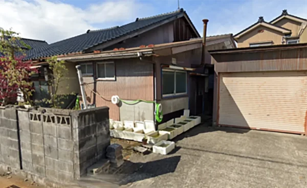 解体する木造住宅の姿。右側の車庫は解体しない。