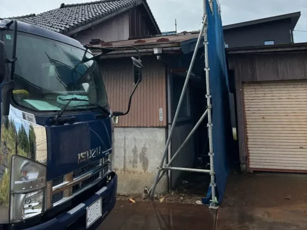 住宅と車庫の狭い空間を養生してある写真