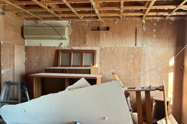 室内を解体中。「木材」「ボード」「断熱材」がはぎとられている写真。