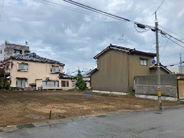 建物や基礎コンクリートが撤去され、きれいな更地が出現した。