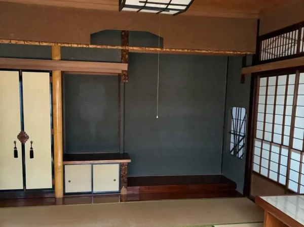 今回解体する住宅の座敷の写真。襖や紐式の照明等、和室を代表する物が写っている
