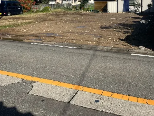 完成後の更地の写真　敷地内の建造物は何も残っていない状態