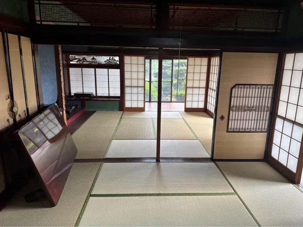 二間続きの和室。屏風や欄間があり、解体に向けて部屋は片付いている。