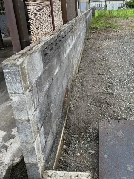 上部が撤去され、低くなったブロック塀。塀の周囲はきれいに整えてある。