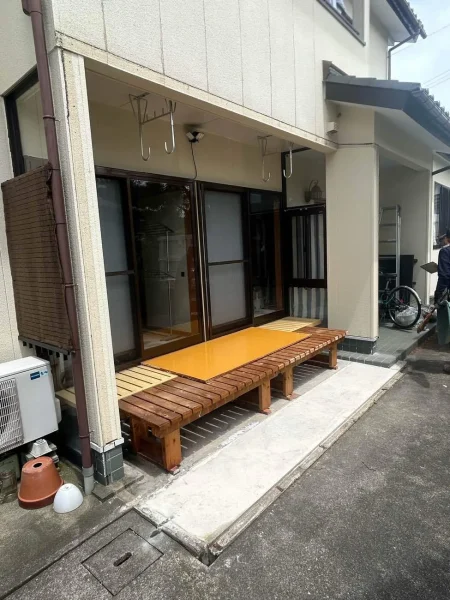 サンルーフのアルミ部分を撤去した写真。濡れ縁が良く見える。手前にはコンクリート。