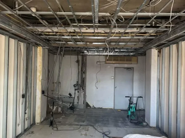 天井の骨組みや配線が剥き出しになった写真