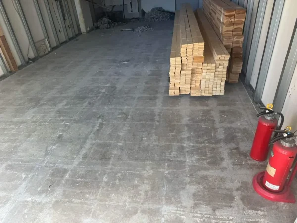 清掃が完了し、新しい木材が積み上げられた現場