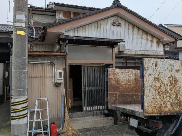 今回の現場の住宅写真。住宅の前道に、エイキのトラックを停めてある。