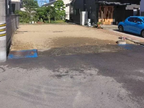 住宅の解体が済み、地面も更地化が済んでいる写真。養生も取り払ってある。