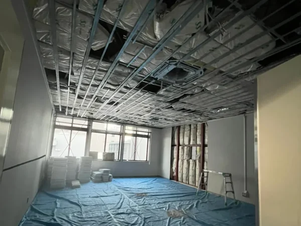 富山の施設内で天井ボードを解体。天井ボードが剥がされた状態で、断熱材が残っている。