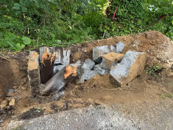 基礎を掘り起こすと、数多くのコンクリート基礎が現れてくる。