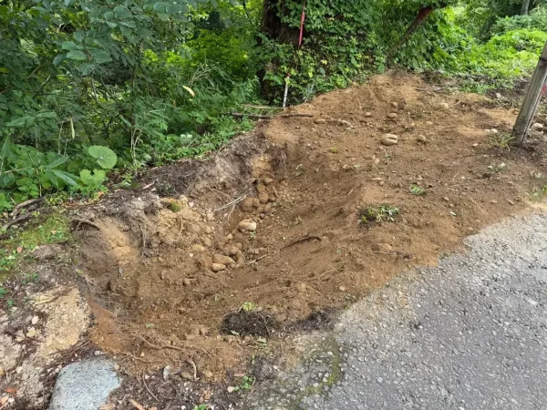 コンクリート基礎を撤去した分の土を補充する。