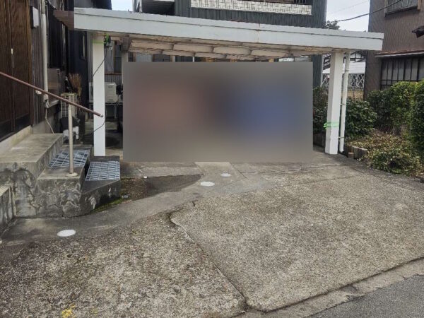 長年使用されたカーポートと土間が写ってる。大きさは、車2台分