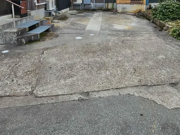 カーポートが解体された段階の写真。コンクリート基礎部分はまだ残っている