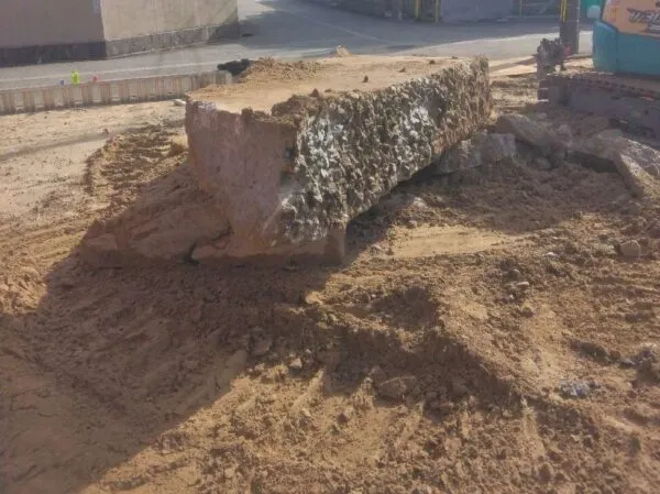 地中から大きな塊が出てきた。写真の右上には、重機が写っている。この重機で掘り起こしている。