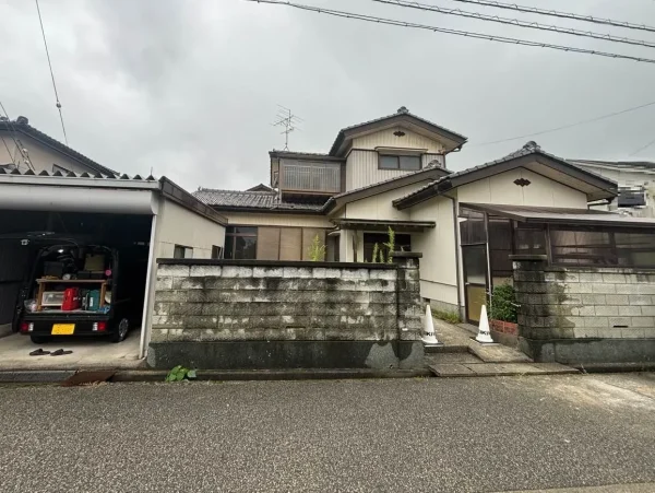 解体前の富山市の住宅。コンクリート塀に囲まれている。写真の左側には車庫。