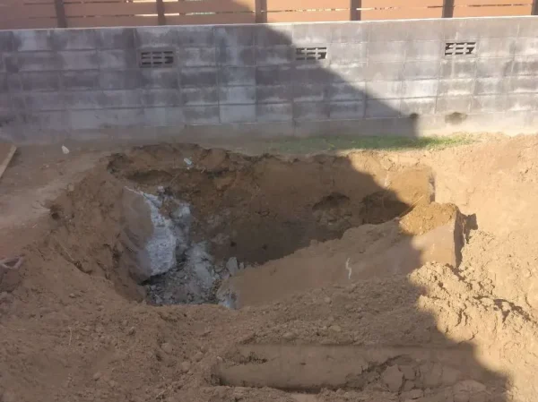 掘った地面から大きな塊が顔を出している。