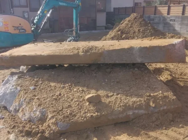 次の中から出てきた巨大なコンクリートが２枚重なっている