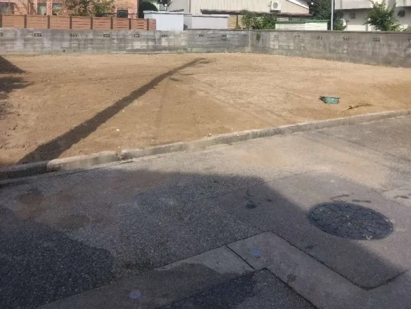 住宅の解体と整地が終わり、平らで見事な更地が写っている。周囲には住宅が数軒写っている。