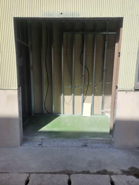 左右に拡張した倉庫の出入り口の外観。株のコンクリート部分の斫りも完工。