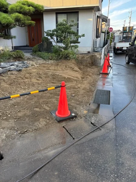 作業が進み、赤いコーンが置かれたスッキリした地面の写真