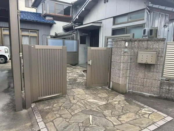 解体前の現場の住宅。石の道や塀などの外構もこれから解体する。