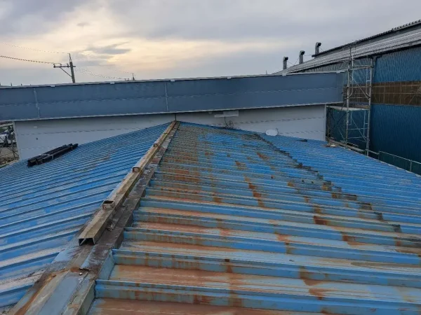 無事に鉄骨の架台が屋根から撤去された写真。