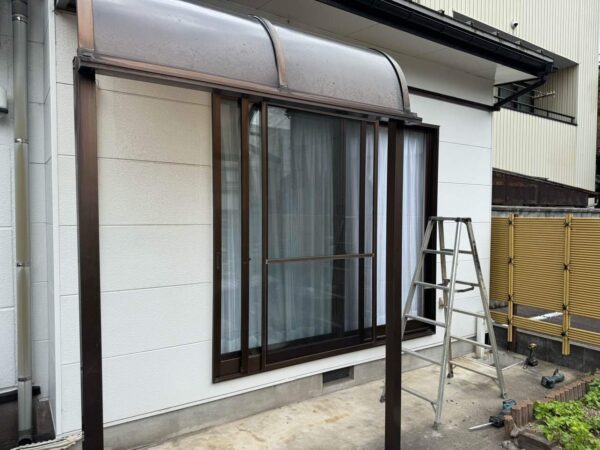 テラス屋根の写真。脚立が置かれている