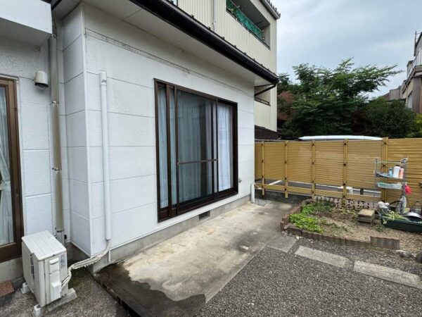 テラス屋根を撤去した写真。庭全体が広々したような開放感がある。