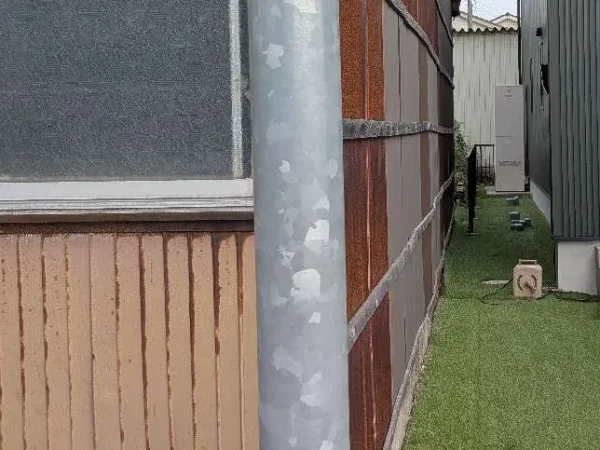 右側の家との間隔が分かる写真。右側の家との境界線まで建物がある。