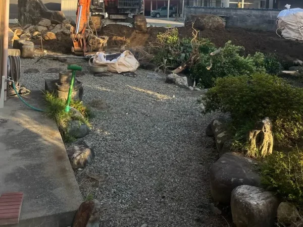 今回ご依頼いただいた外構（庭）。手前に植栽、奥に庭石が写っている。