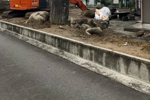 油圧ショベルを使って庭石を掘り起こしている写真