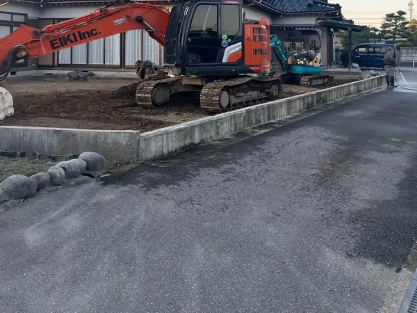 奇麗になった土地を転圧している写真