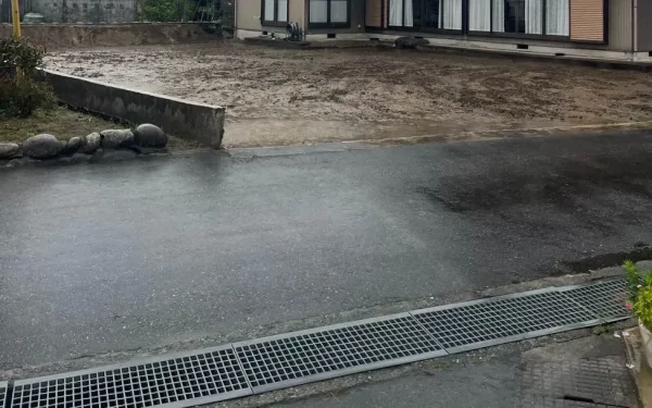 更地が完成した写真。雨が地面に残っているが、水はけが良いことが分かる写真。