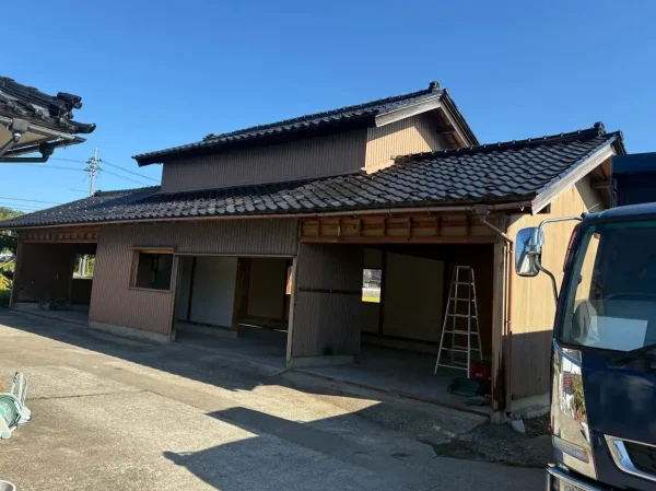 今回解体する大きな納屋。内部の不要なものはすでに撤去済み。