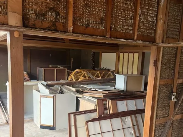 撤去した障子や不要な家具を整理しておく。