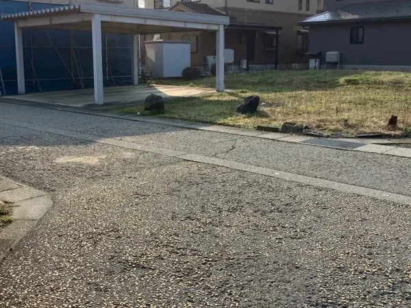 左のカーポートを解体し、カーポートが建っている敷地を切れに整える工事をする。