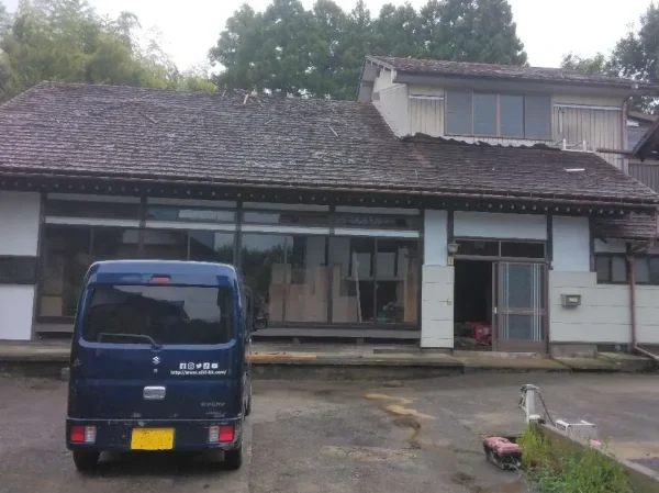 躯体を解体前の木造住宅。屋内の内装解体と瓦下げは終わっている写真。