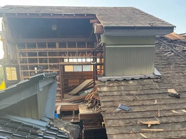 住宅２階の姿。屋根瓦はすべて降ろされている。骨格がはっきりと見えている。
