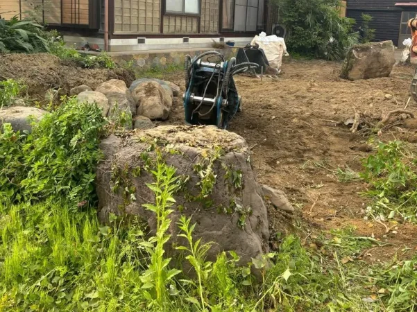 大きな庭石の写真。富山の庭は広いので、このように大きな庭石がある現場が結構ある。