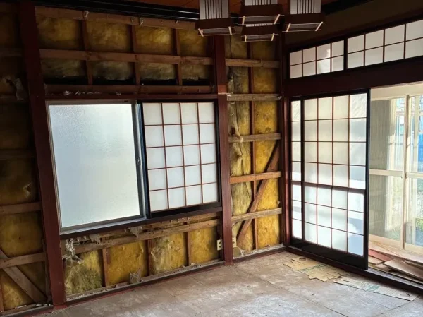 備え付けの家具、畳、壁紙を撤去した状態。壁の奥にある黄色い「断熱材」などが見える。
