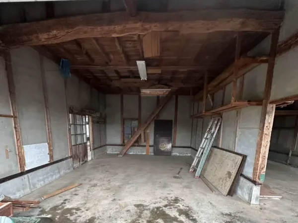 納屋の中の不用品をすべて運び出し、不要な仕切りを取り払った写真。その１