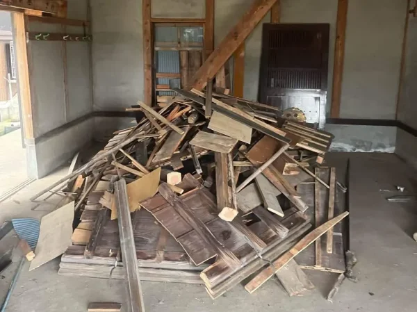 納屋の中の不要物、なかでも木材を集めた写真。