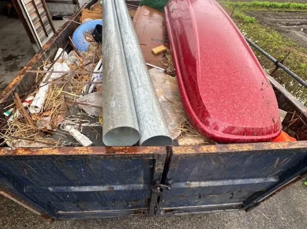 コンテナの中に、納屋の不要物が積み込まれている写真